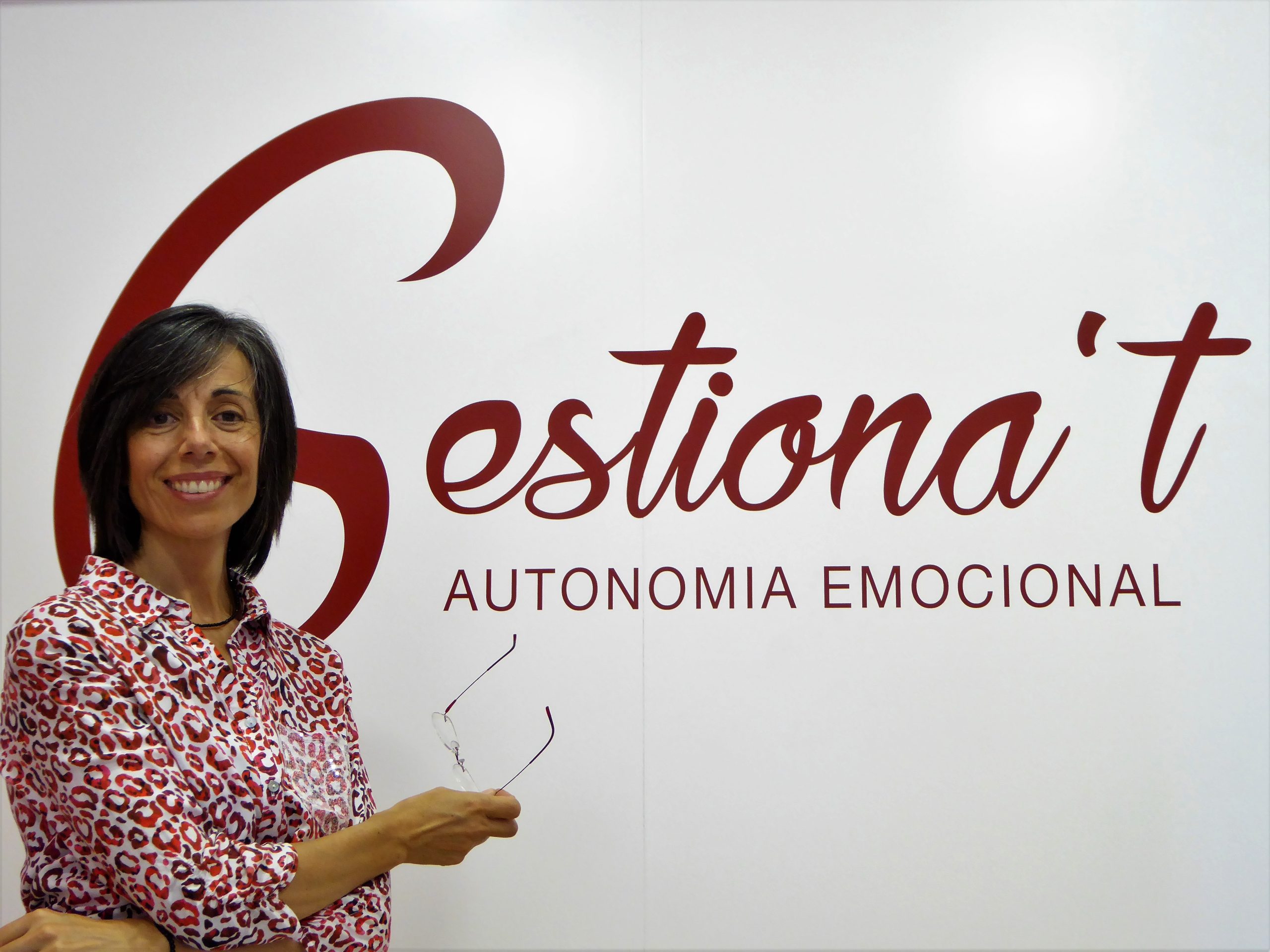 silvia amb el logo de gestiona't autonomia emocional de fons